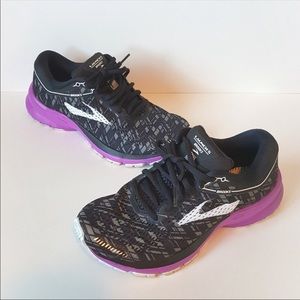 Brooks Launch 5. Size 6.